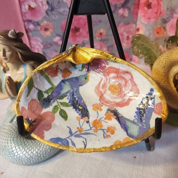 DECOUPAGE BIRDS AND FLOWERS ON A CLAM SHELL - Picture 1 of 9